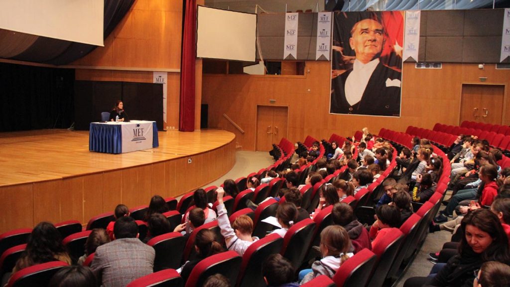 Ulus Kampüsü İlkokul 4. sınıf öğrencilerimiz “Sanat” teması çalışmaları kapsamında Özge Özberk ile “Sanat Nedir?” üzerine...