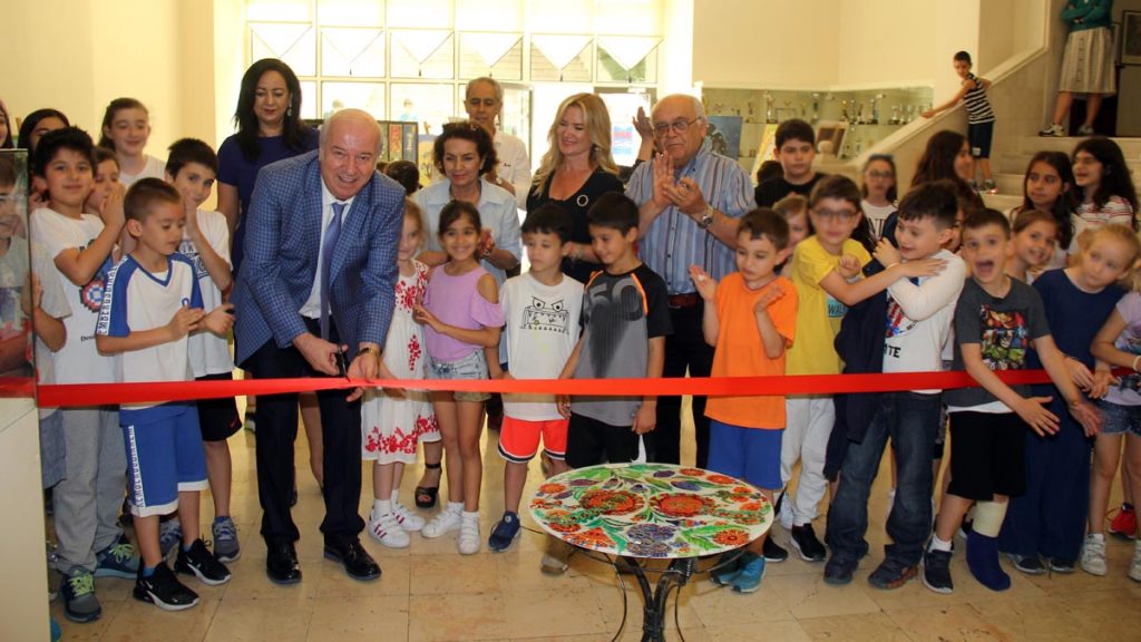 Öğrencilerimizin; seramik, heykel, karikatür, resim, fotoğraf, vitray, grafik ve özgün baskıresim, etkinlik-kulüp çalışmaları...