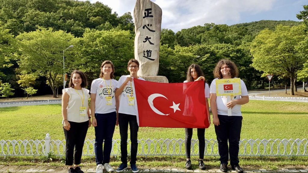 MEF Uluslararası okul öğretmenimizin danışmanlığında ulusal okul öğrencilerimizden oluşan...