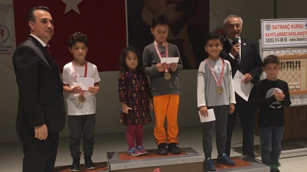 Birinci sınıftan itibaren okulumuzun programında yer alan satranç dersine katılan pek çok öğrencimiz...