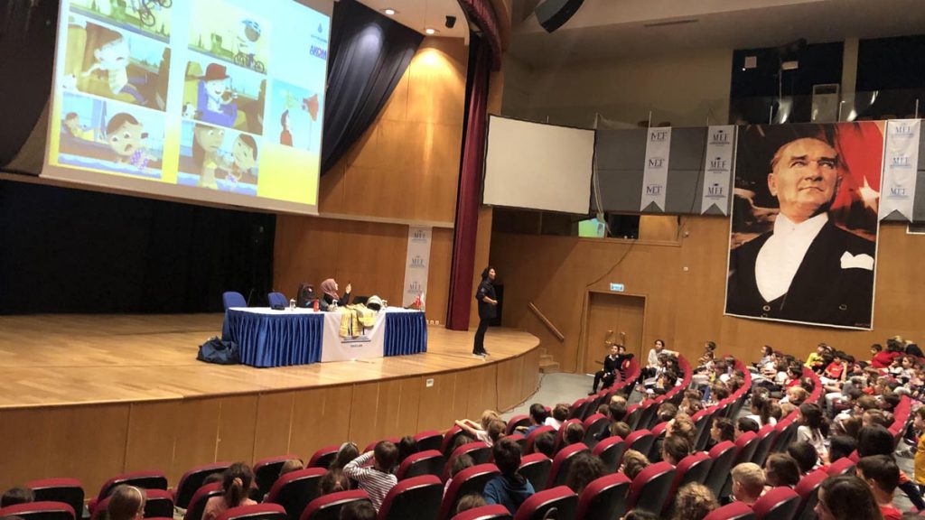 Ulus Kampüsü İlkokulu öğrencilerimiz, İBB Afet ve Koordinasyon Merkezi (AKOM) eğitmenlerinden okulda güvenli yaşam konusunda bilinçlendirme eğitimi aldılar. Yapılan eğitimde “Güvenli Yaşam Eğitimle Başlar.” sloganıyla öğrencilerimiz afetlerden korunma yollarını öğrenirken afetlere hazırlıklı olmak ve güvenli yaşam konuları hakkında bilgi edindiler.