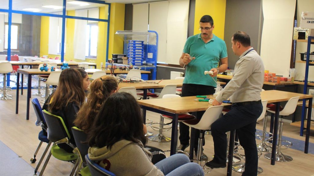 Bahçeşehir Kampüsü Lise öğrencilerimizin yaparak yaşayarak öğrenmelerini yaşam beceri atölyelerimizle...