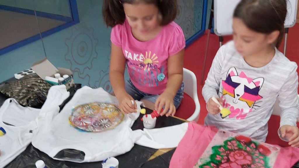 Ulus Kampüsü İlkokulu Moda Tasarımı etkinliği öğrencilerimizle var olan kıyafetlerimizi çeşitli yöntemler...