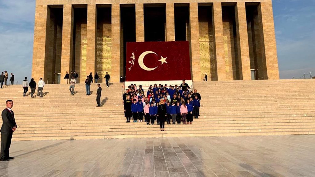Ulus Kampüsü 4. sınıf öğrencileri ve öğretmenleri olarak Ata’mızın aramızdan ayrılışının...
