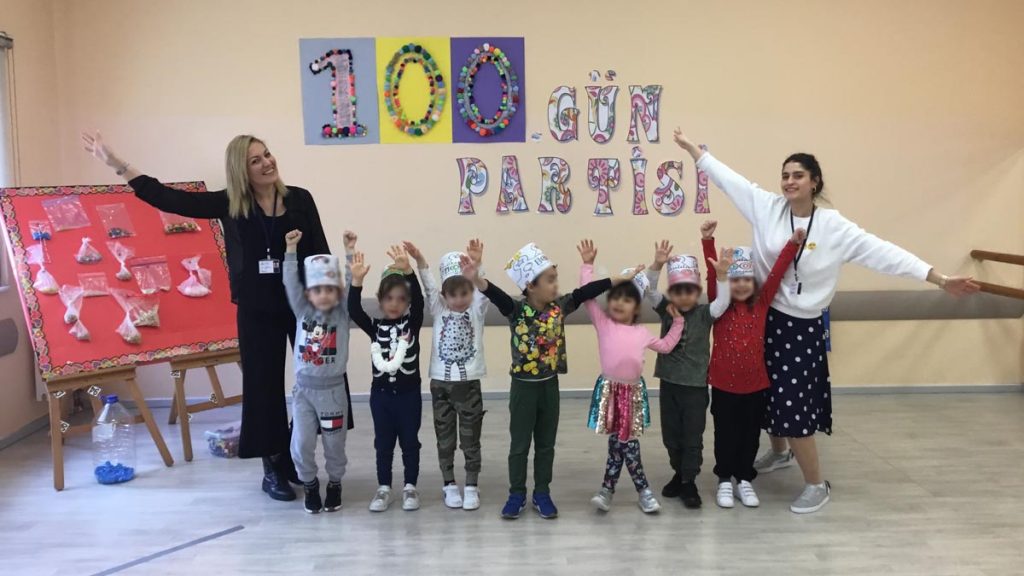 Bahçeşehir Kampüsü Anaokulu öğrencilerimizle sınıfımızdaki 100. gün panomuzu okulda geçirdiğimiz...