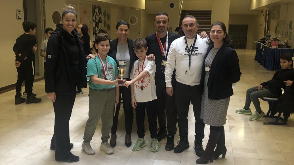 Ulus Kampüsü Ortaokul öğrencilerimizde masa tenisi bir tutkudur; öğrencilerimiz ders bitiminde tenis masalarının başına adeta ışınlanır...