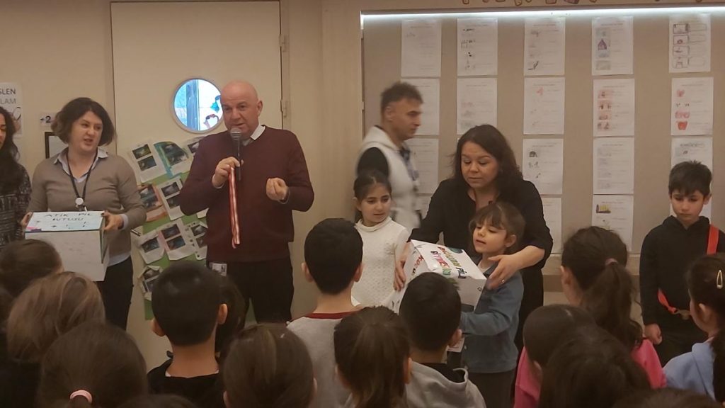 Ulus Kampüsü İlkokulu 3. sınıf öğrencilerimiz atık pillerin çevreye zararlarını öğrendikten sonra...
