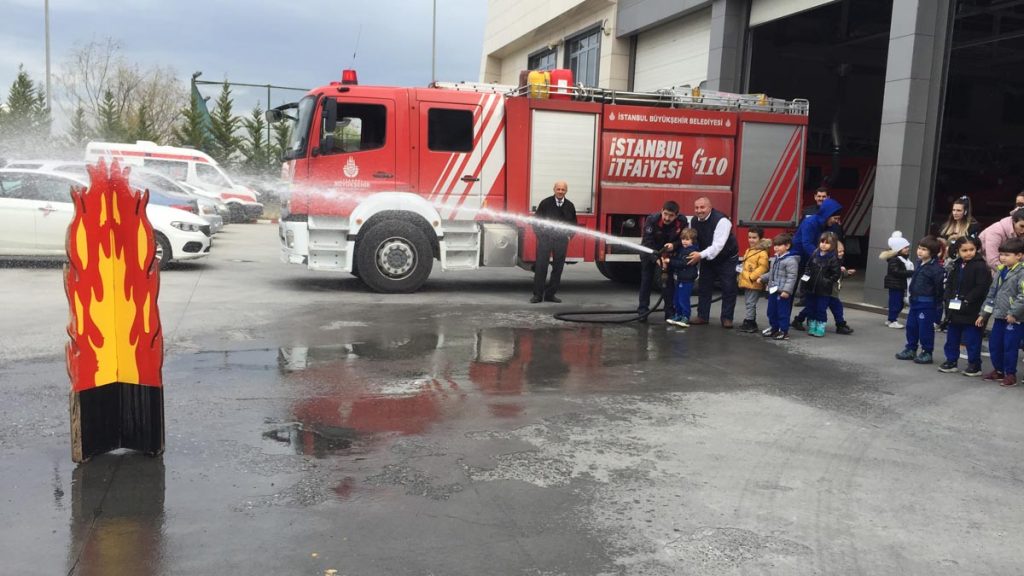 Bahçeşehir Kampüsü Anaokulu öğrencilerimizle Bahçeşehir İtfaiyesi’ne itfaiye merkezinin...