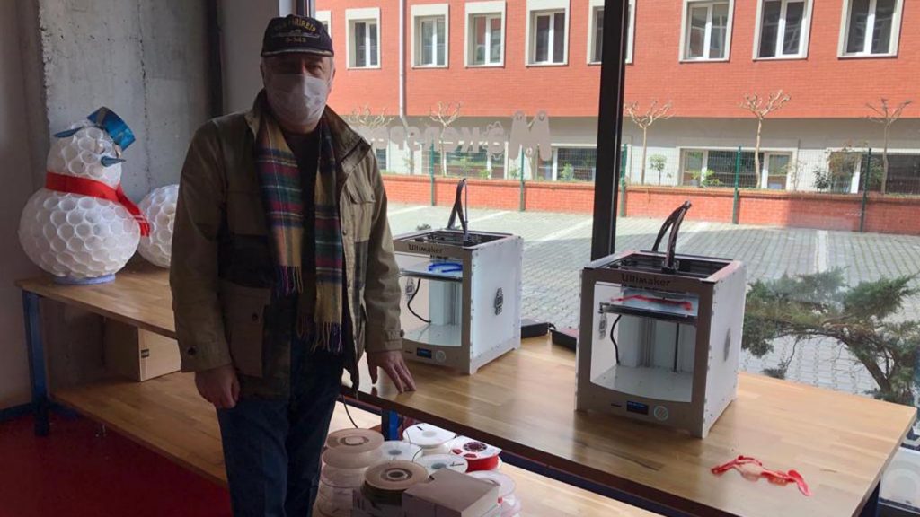 Ulus Kampüsü MEF Thunders Robotik Takımımız 3D yazıcılarımız ile siperlik maske üretiyor...