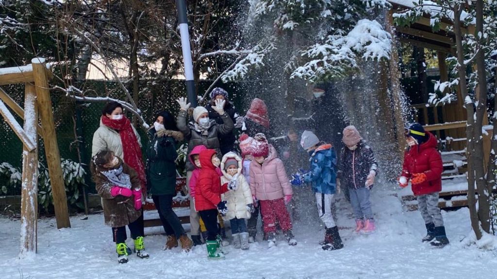 En eğlenceli kartopu okulda oynanandır!
