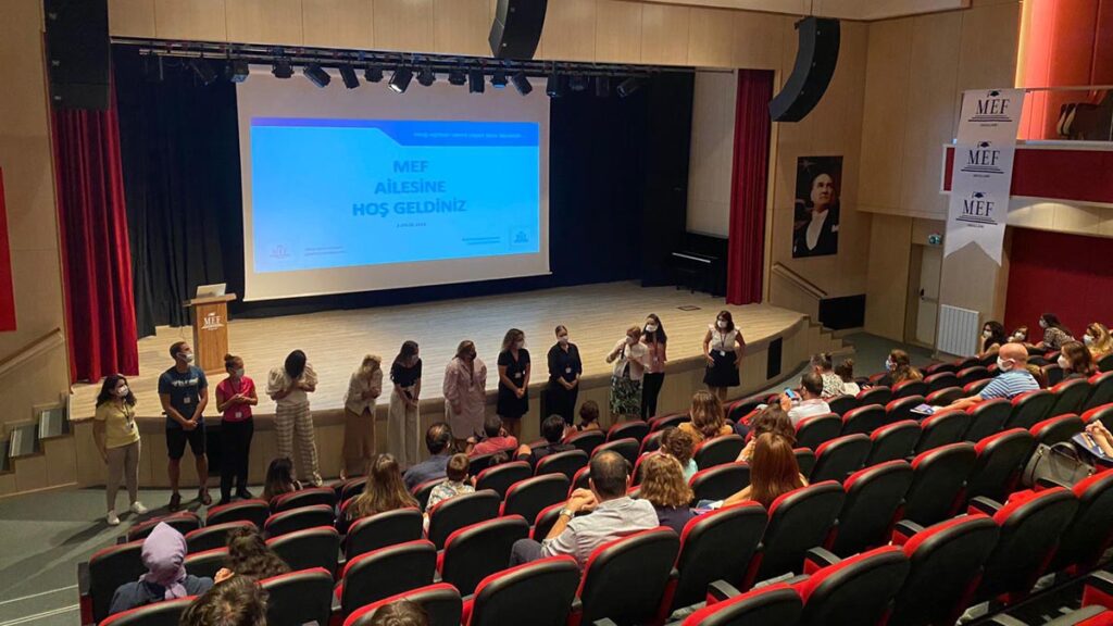 Bahçeşehir Kampüsü olarak 1. sınıf öğrencilerimizle buluştuk. “MEF Ailesi”nin yeni üyeleri olan ve eğitim hayatlarının en önemli günlerinden birini yaşayan öğrencilerimizin coşkusunu paylaştık.