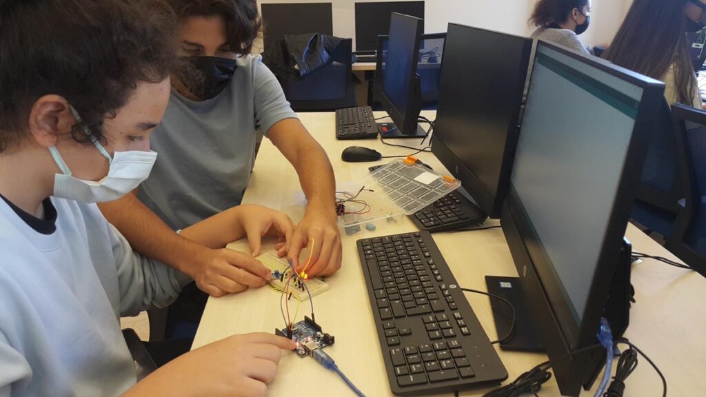 Ulus Kampüsü Fen ve Teknoloji Lisesi 10. sınıf öğrencilerimiz Mekatronik dersinde...