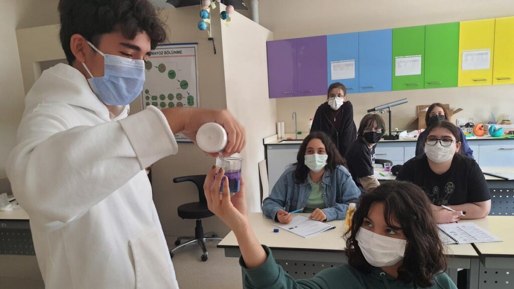 Bahçeşehir Kampüsü 9. sınıf öğrencilerimiz, Biyoloji dersinde laboratuvarda...
