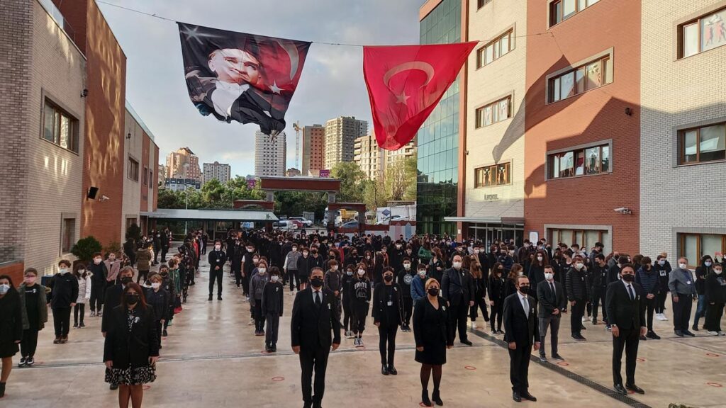 Özgürlüğümüzü, çağdaşlığımızı borçlu olduğumuz, ulusunu aydınlık bir geleceğe...