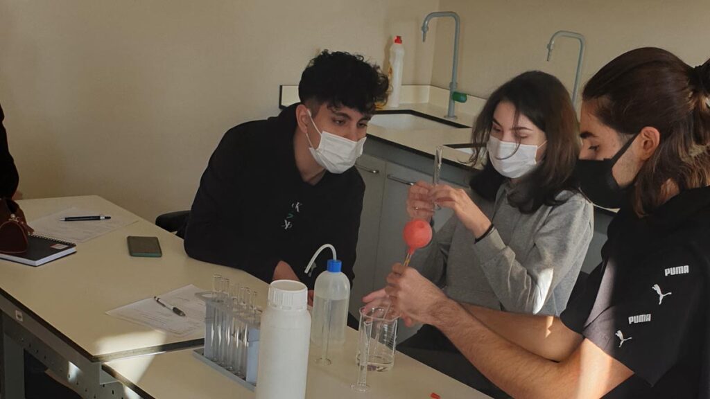 Üniversite sınavlarına ve hayata hazırlanmak için sadece test çözmek hiçbir zaman...