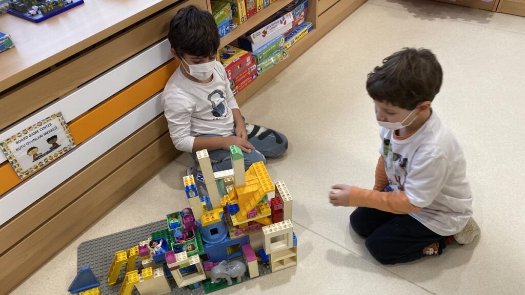 Bazen kitaplar, bazen legolar, bazen hazırlanmış çalışma sayfaları, bazen de bahçemizdeki yavru kozalaklar… MEF Kindergarten'da her bir malzeme öğrenmeye yeni fırsatlar sunar...
