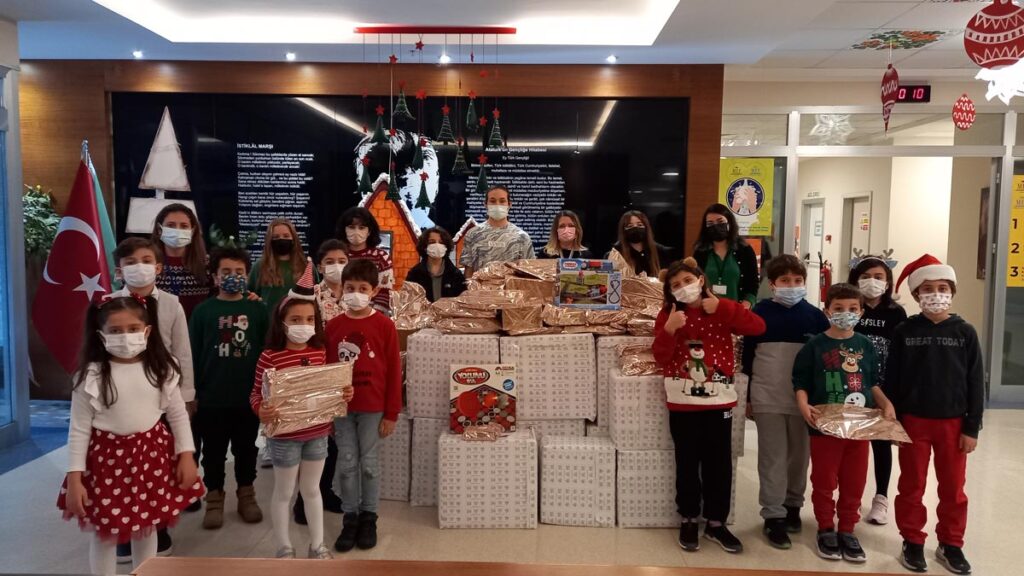 Bahçeşehir Kampüsü öğrencilerimiz ''1 Arkadaşıma, 1 Kardeşime'' kampanyası düzenleyerek...