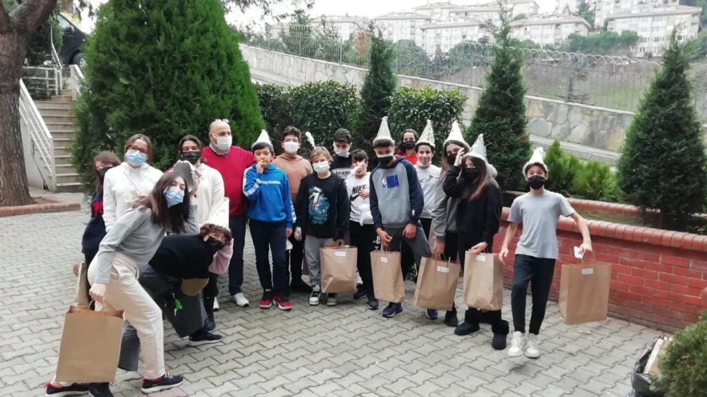 Hoş Geldin Yeni Yıl! MEF Ulus Ortaokulunun düzenlediği yeni yıl partisi, pandemi koşulları gözetilerek gerçekleştirildi.