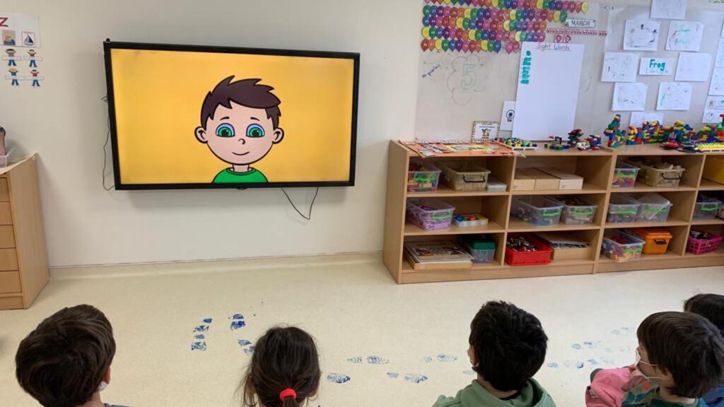 Kindergarten'da Hazırlık Grubu öğrencilerimizin ayak izlerini görerek...