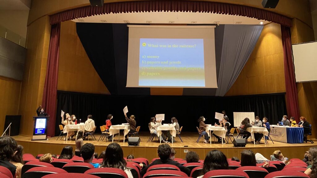 Ulus Kampüsü Ortaokulu 7. sınıflarımızda geleneksel “HOLES-QUIZ SHOW” etkinliğimizi...