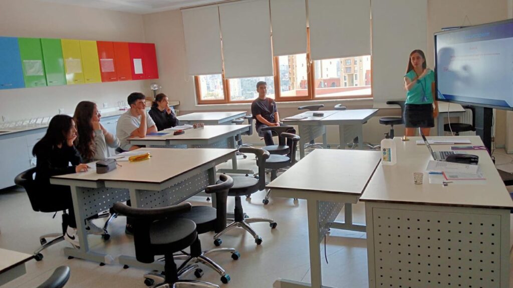 Tüm dünyada 60'tan fazla ülkede, 4000'den fazla yüksek öğrenim kurumunda kabul gören uluslararası AP (Advanced Placement) programına...