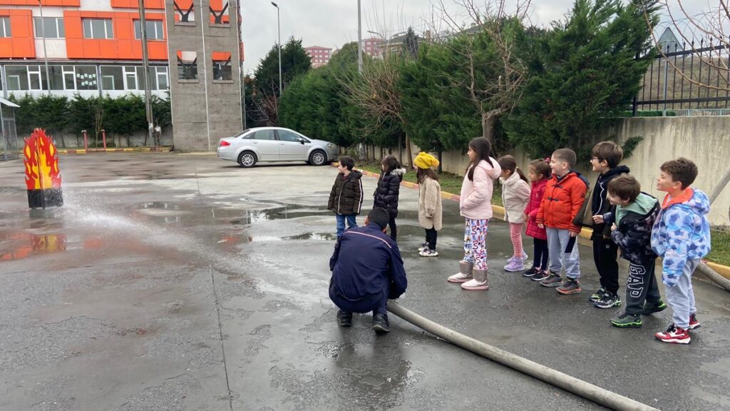 Bahçeşehir Kampüsü 1. sınıf öğrencilerimizle acil durumlarda arayacağımız numaranın ne olduğunu...