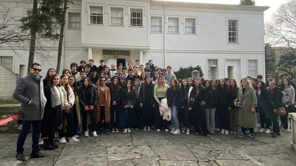 Ulus Kampüsü Lisesi 10. sınıf öğrencilerimizle “İslamiyet Etkisinde Gelişen Türk Halk Şiiri” ünitesi kapsamında...