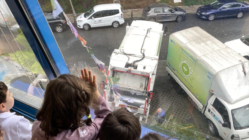 Kindergarten öğrencilerimiz ile birlikte atıklarımızı ayrıştırarak doğaya katktı sağladık.
