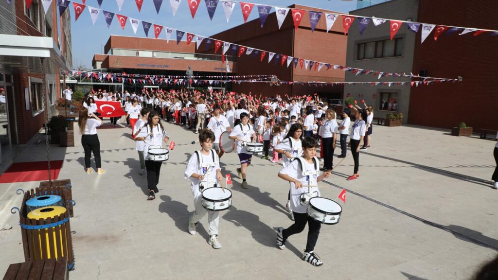 Bahçeşehir Kampüsümüzde, Cumhuriyet’in 100. yılı kutlamalarına bando yürüyüşü ile devam ediyoruz.