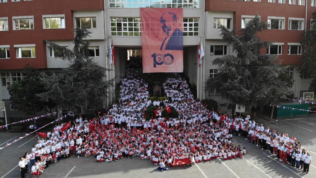 Bir asırlık Cumhuriyetimizin anısına... Çok yaşa Cumhuriyet!