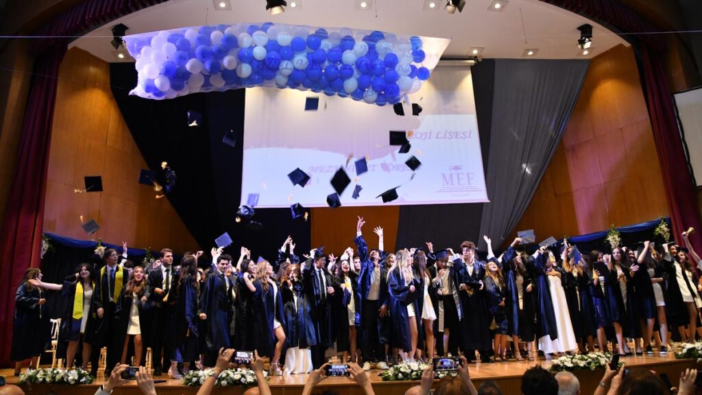 Ulus Kampüsü MEF Lisesi 25. Dönem mezunlarımızı yeni bir yaşama uğurladık...