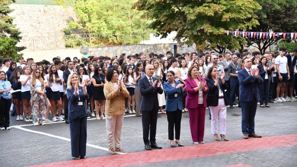 Yeni dönemin ilk sabahında öğrencilerimizi coşkuyla karşıladık. Bando gösterisi ve öğrencilerimizin neşeli sesleriyle bahçemiz şenlendi...