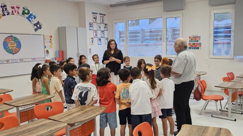 03 Eylül 2025 Çarşamba günü okul ailemiz için çok özel bir gündü. İlkokul 1. sınıfa adım atan minik öğrencilerimiz ve ara sınıflara katılan yeni öğrencilerimizle...